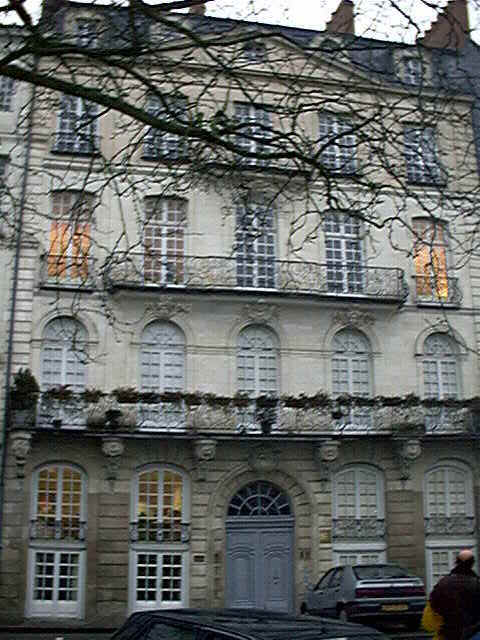 Cliquez sur la fentre de gauche de chaque tage pour savoir ce qui se trouvait derrire les fentres.